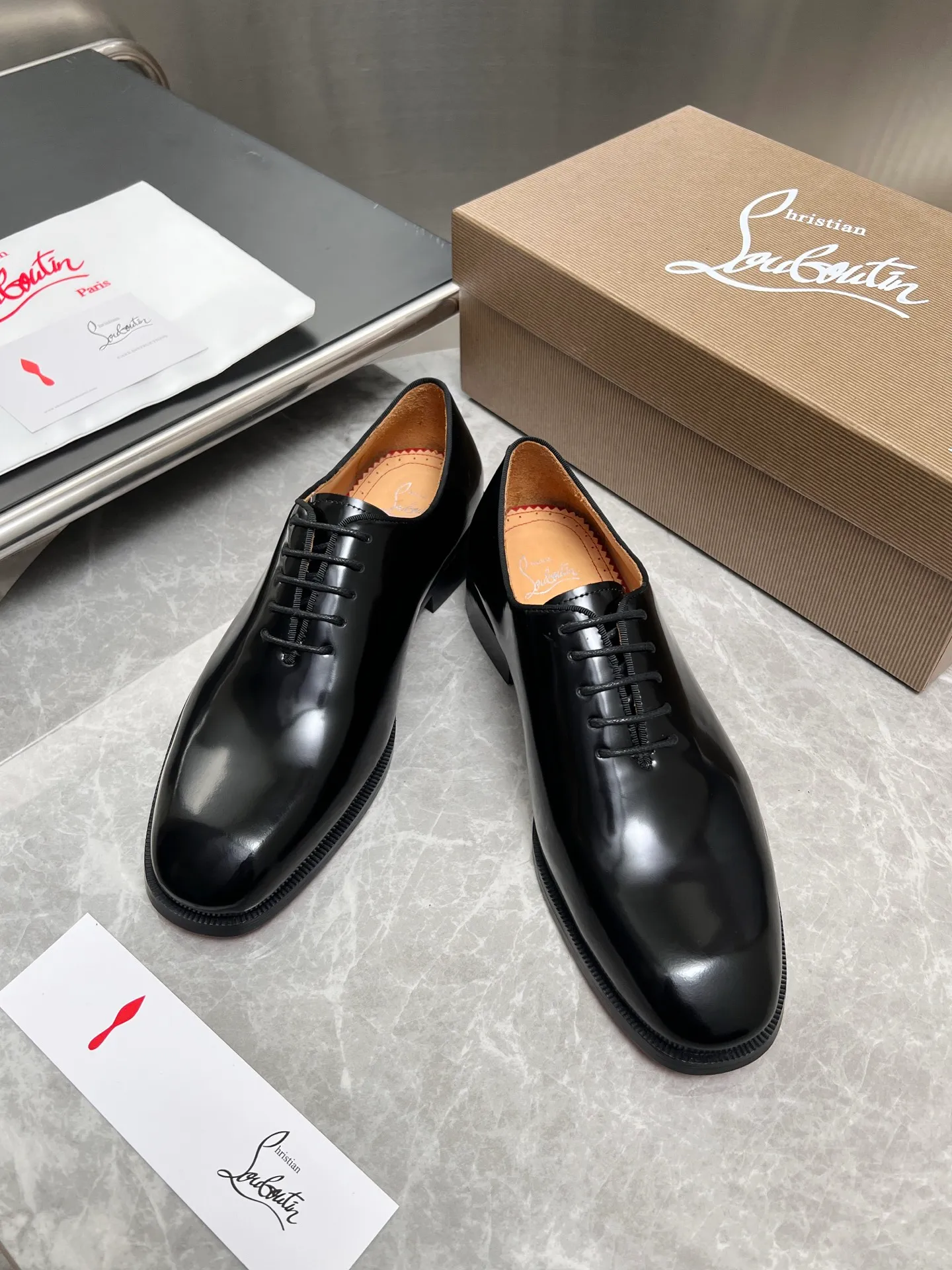 [CL red sole] Top P: 900💰 Number of yards: 39~44 (38.4546. Customized, non-refundable) CL new men's formal shoes Loaf leather shoes Christia* Loubouti* red sole shoes The red sole is luxurious and elegant, reshaping the style boundary of casual formal wear. It is extremely innovative in material selection, and creates a rich visual and tactile experience through the collision of different materials! Made of top-grade calfskin/glossy patent leather/spliced ​​technical fabric in contrasting colors. The upper is stitched by hand with fine and even stitching. It is based on the square-toe loafer shoe shape, with neat and elegant lines, which fits the toughness of men's wear. The upper is embellished with metal rivets, injecting individual details into classic loafers, breaking the mediocrity of casual shoes, and giving a concrete expression of "low-key luxury". From the original color/red cowhide lining inside the shoe to the instantly recognizable red sole, the "red sole" is not only the brand's visual identity, but also a "luxury codeword" when walking. The red sole exposed inadvertently conveys taste and identity instantly. From the innovative splicing of materials, to the personalized fusion of design, to the ingenious inheritance of craftsmanship, the Christian Louboutin men's loafer series is not only a pair of casual shoes, but also a "yuppie style" dressing weapon for men. Whether it is a casual business meeting or a casual look for daily travel, it can help you become a unique and stylish man in every occasion with its "red Loaf" attitude.